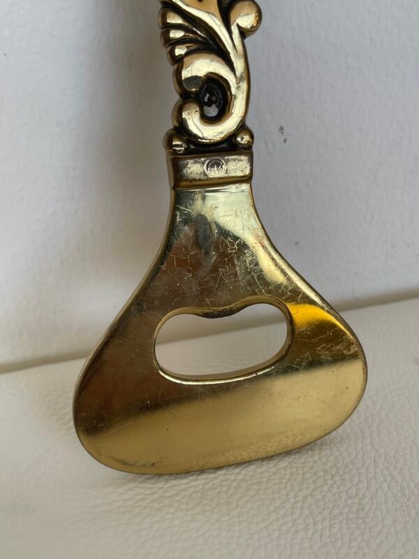 Elegante e sofisticato apribottiglie in bronzo incarna la perfezione dell'artigianato classico italiano. - Image 4