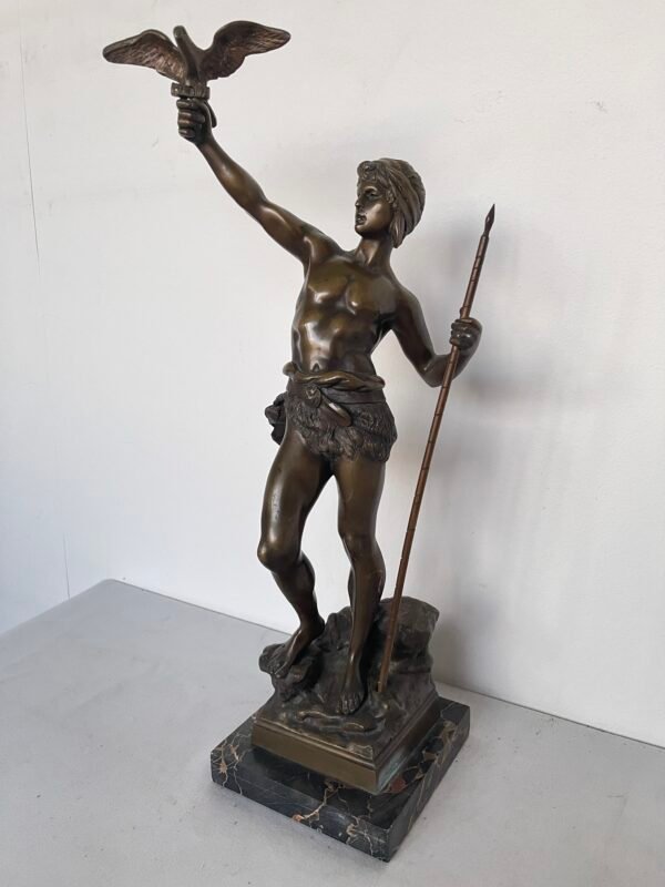 Statua in Bronzo - Giovane Guerriero con Uccello e Lancia su Base in Marmo - Image 2