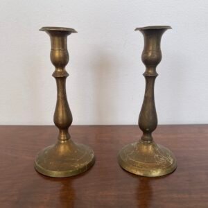 Elegante coppia di candelabri in ottone, dallo stile classico e raffinato.