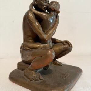 Scultura in Argilla Patinato – “L’Abbraccio”