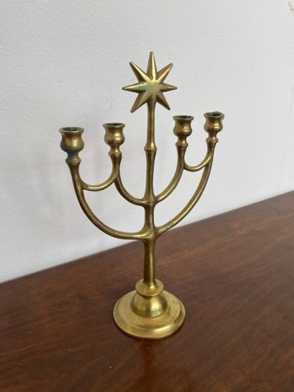 Elegante candelabro vintage in ottone a 5 bracci, impreziosito da una stella decorativa - Image 2