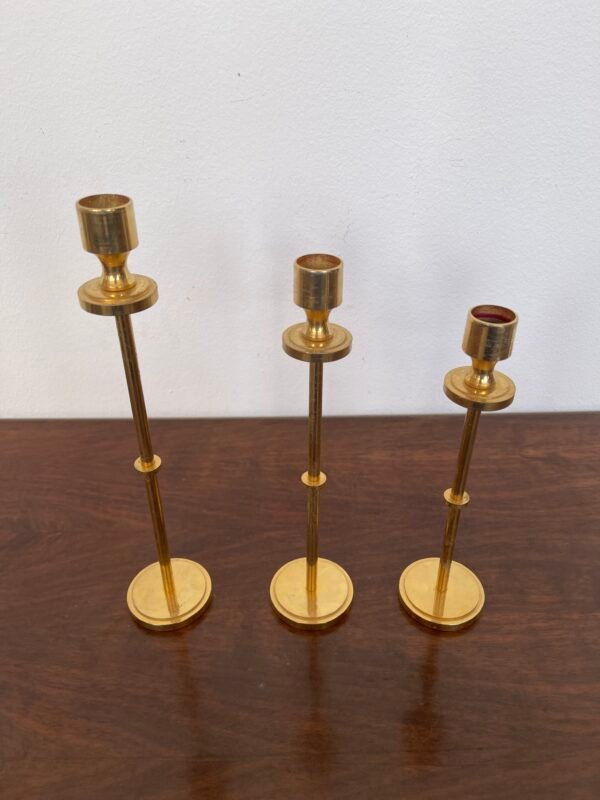 Tris di portacandele modernisti in ottone lucido, dal design minimalista ed elegante. - Image 3
