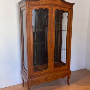 Vetrina Antico in Stile Luigi XV – Intarsiata, con Vetri Sagomati