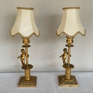 Elegante coppia di lampade da tavolo in stile Impero con Putti – Ottone Dorato