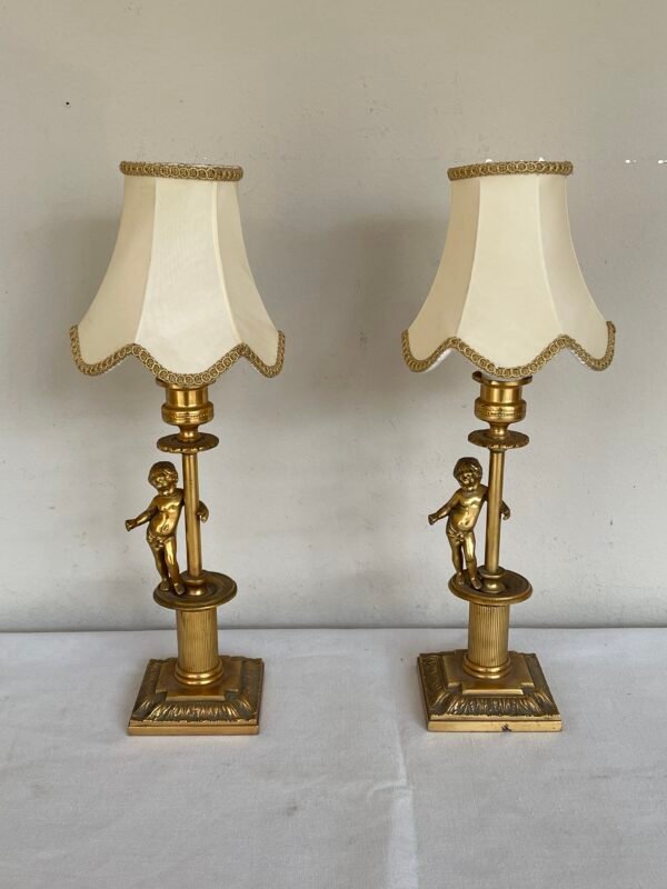 Elegante coppia di lampade da tavolo in stile Impero con Putti – Ottone Dorato
