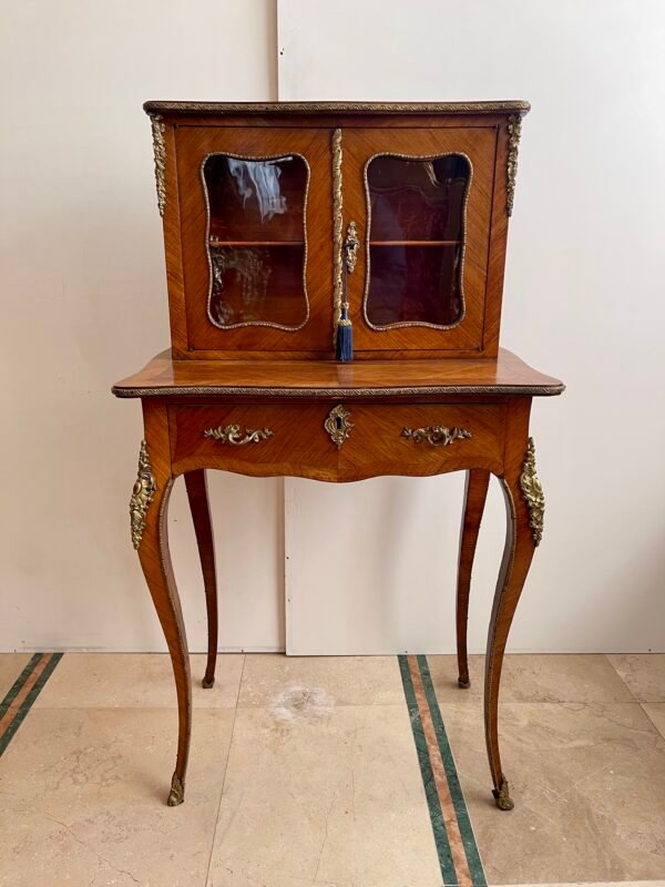 Petit Secrétaire in Stile Luigi XV – Mobiletto Vetrina con Bronzi Dorati