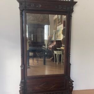 Grande Specchiera Antica in Legno Intagliato con Dettagli Architettonici