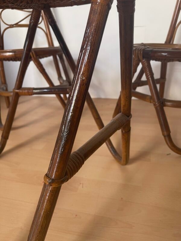 Set Salottino Vintage in Rattan: 2 Sedie con Schienale Alto e Tavolino Rotondo - Image 4
