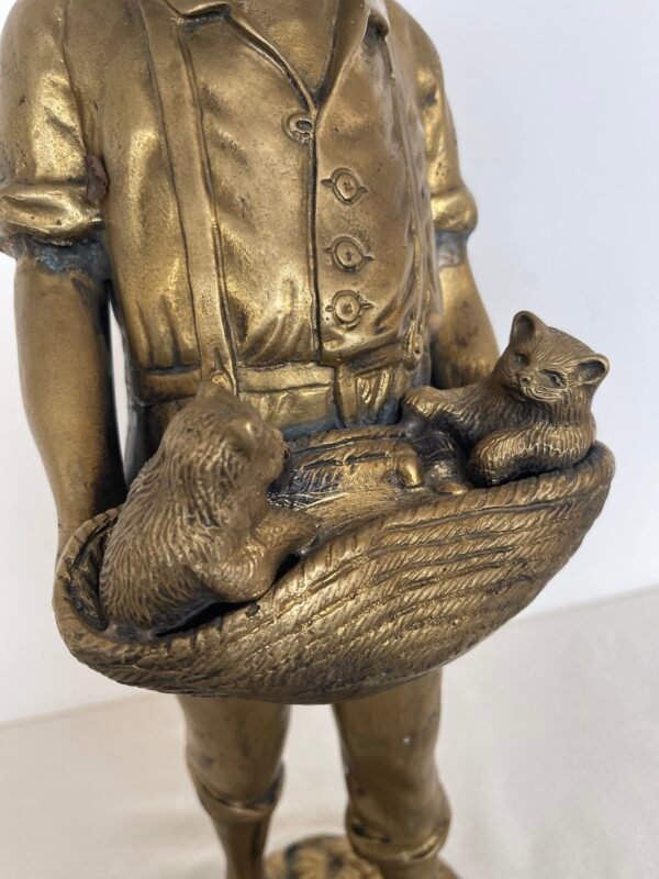 Statua vintage in bronzo dorato – Bambino con gattini - Image 3