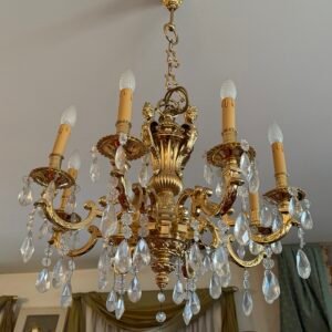 Prestigioso lampadario antico in stile Luigi XV – Ottone dorato con pendenti in cristallo.