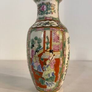 Vaso Cinese in Porcellana con Scene Tradizionali e Decorazioni Floreali