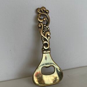 Elegante e sofisticato apribottiglie in bronzo incarna la perfezione dell'artigianato classico italiano.