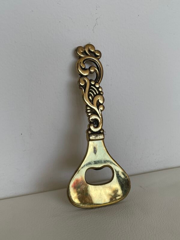 Elegante e sofisticato apribottiglie in bronzo incarna la perfezione dell'artigianato classico italiano.