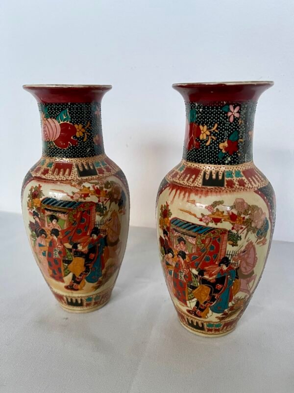 Coppia di Vasi Decorativi in Ceramica – Stile Orientale con Scene Giapponesi - Image 7