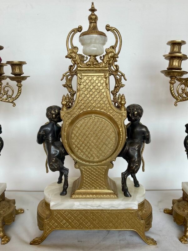 Set Antico da Camino – Orologio e Coppia di Candelabri in Bronzo Dorato e Marmo Bianco - Image 7