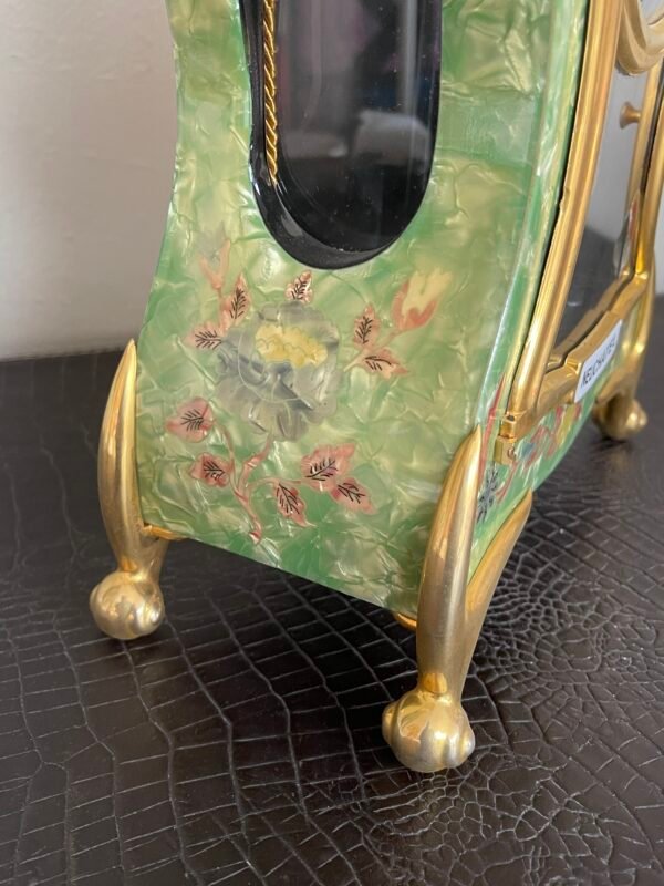 Orologio da Tavolo “Neuchatel” – Elegante con Pendolo e Dettagli Floreali in Stile Antico - Image 4