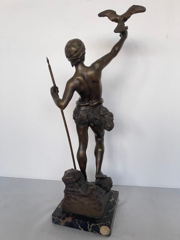 Statua in Bronzo - Giovane Guerriero con Uccello e Lancia su Base in Marmo - Image 6
