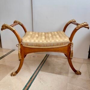 Sgabello in stile neoclassico con braccioli a testa d'aquila e finiture dorate