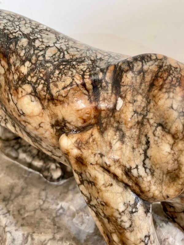 Scultura in marmo – Pantera in posizione d'attacco su roccia - Image 8