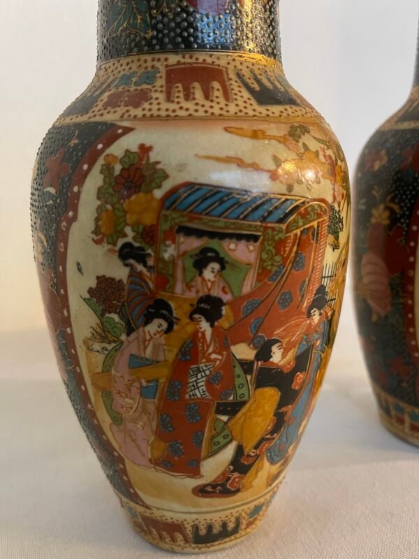 Coppia di Vasi Decorativi in Ceramica – Stile Orientale con Scene Giapponesi - Image 6