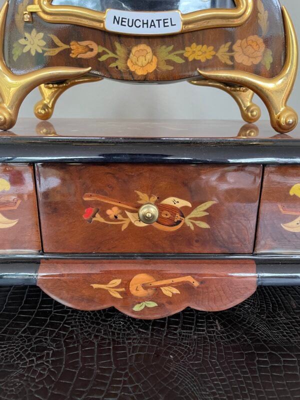 Orologio da Tavolo "Neuchatel" con Pendolo e Base a Cassetti - Stile Classico e Decori Artigianali - Image 6