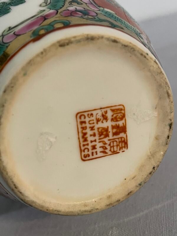 Vaso Cinese in Porcellana con Scene Tradizionali e Decorazioni Floreali - Image 4