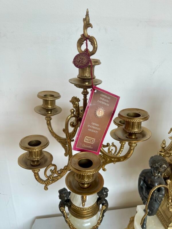 Set Antico da Camino – Orologio e Coppia di Candelabri in Bronzo Dorato e Marmo Bianco - Image 3