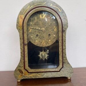 Elegante orologio a pendolo in stile antico è un pezzo unico che unisce l'estetica e la funzionalità.