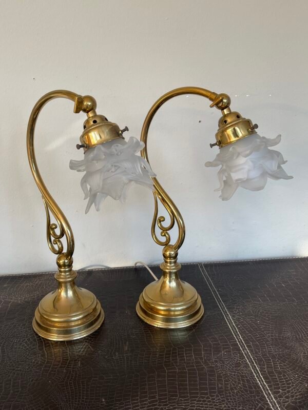 Coppia di Lampade da Tavolo Vintage in Ottone con Paralume in Vetro Satinato a fiore - Image 2
