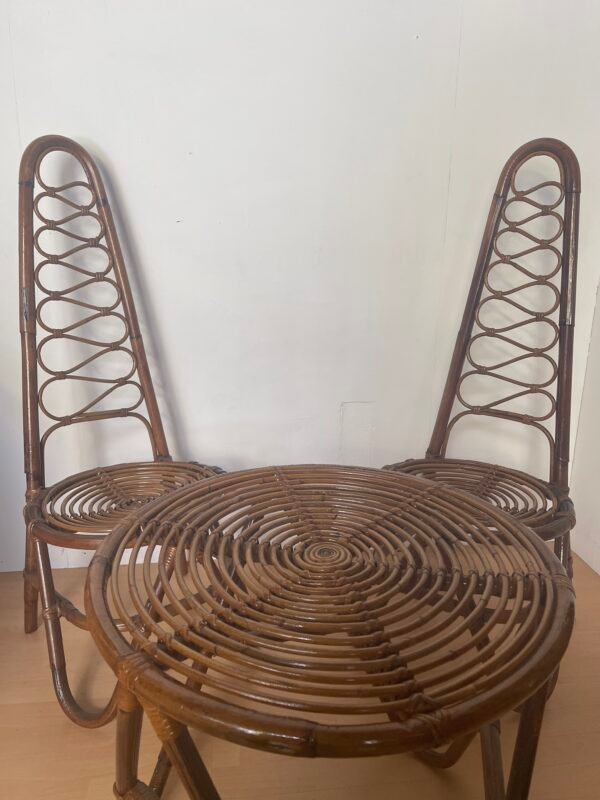 Set Salottino Vintage in Rattan: 2 Sedie con Schienale Alto e Tavolino Rotondo - Image 2
