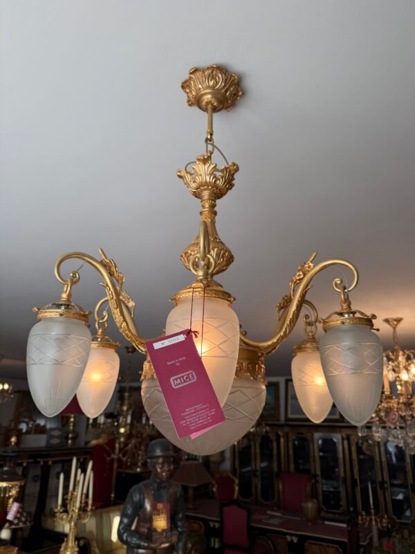 Elegante lampadario italiano in stile Classico con dettagli dorati e diffusori in vetro satinato - Image 2