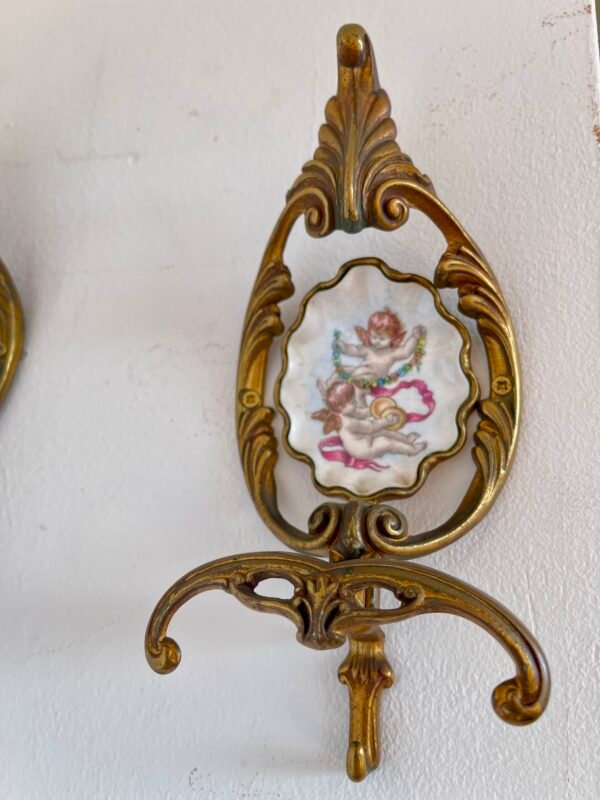 Set di 3 appendiabiti vintage in ottone con porcellana dipinta a mano – Stile barocco  Raffinato set di tre appendiabiti da parete in stile barocco, realizzati in ottone lavorato con inserti in porcellana dipinta a mano. Ogni pezzo presenta una decorazion - Image 3