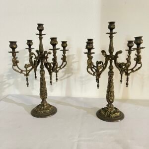 Elegante Coppia di Candelabri in Stile Antico Dorato