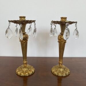 Elegante coppia di candelabri vintage in stile barocco, arricchiti da splendidi cristalli che riflettono la luce in modo magico e incantevole.