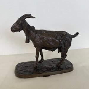 Scultura in bronzo raffigura una capra in un elegante e dettagliato movimento.