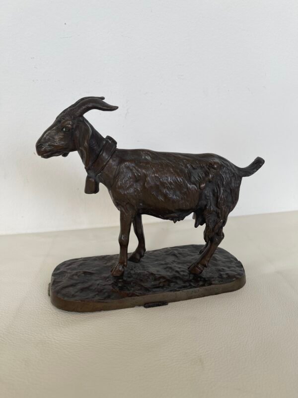 Scultura in bronzo raffigura una capra in un elegante e dettagliato movimento.