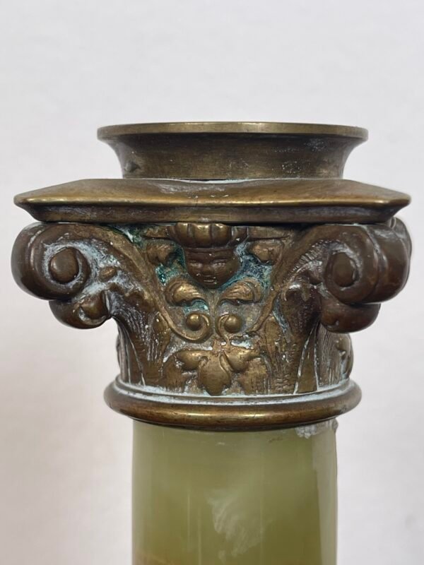 Elegante coppia di candelabri in stile neoclassico, con una base solida in bronzo dorato e colonne in marmo - Image 2