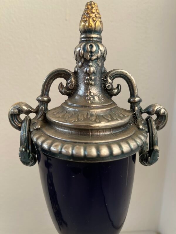 Coppia di urne decorative vintage in metallo e porcellana dipinta – Stile Rococò - Image 5