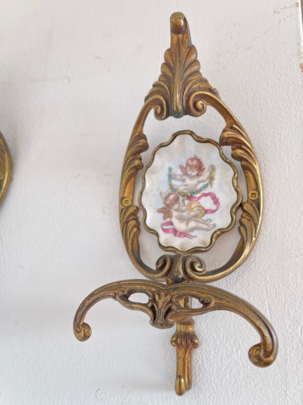 Set di 3 appendiabiti vintage in ottone con porcellana dipinta a mano – Stile barocco  Raffinato set di tre appendiabiti da parete in stile barocco, realizzati in ottone lavorato con inserti in porcellana dipinta a mano. Ogni pezzo presenta una decorazion - Image 2