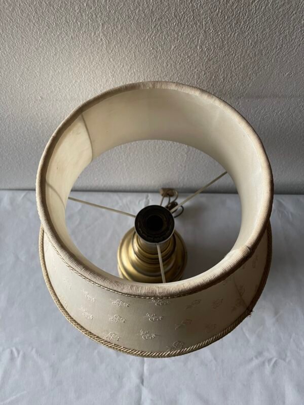 Elegante Lampada da Tavolo Vintage con Base in Ottone e Paralume Ricamato - Image 2