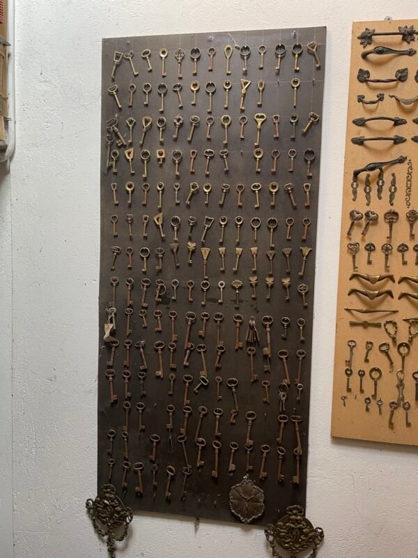 Collezione Museale di Martelli Antichi e Utensili da Falegname, Display da Muro - Image 5