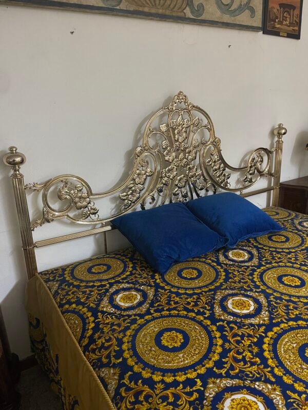Letto matrimoniale in metallo dorato con decorazioni floreali - Image 5