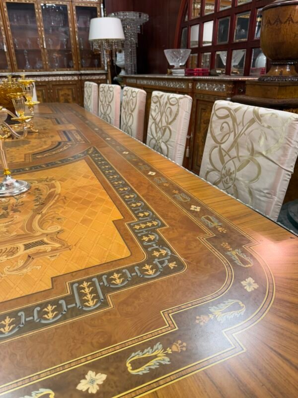 Tavolo da Pranzo Intarsiato e Sedie Imbottite con Coprisedia - Image 4