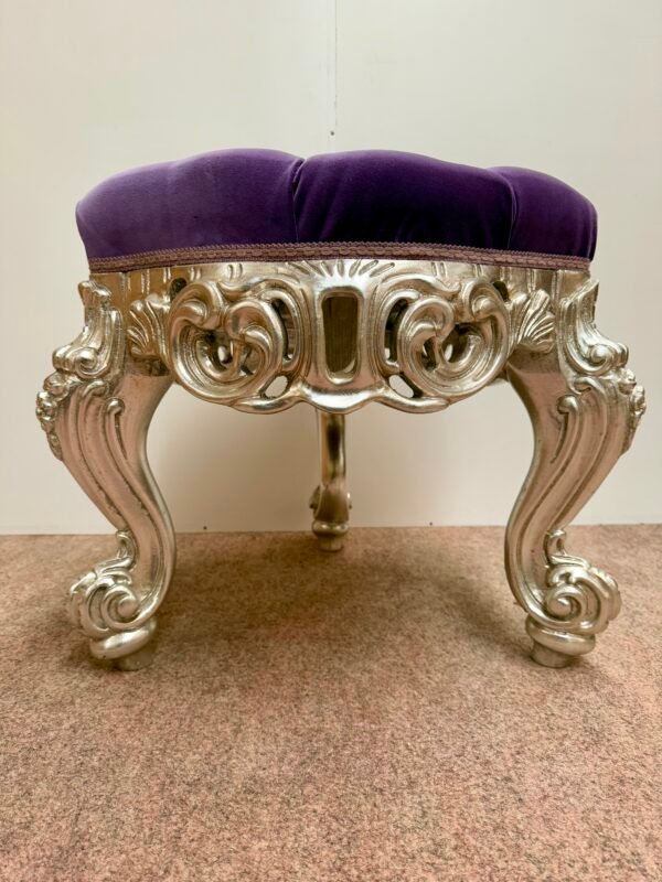 Sgabello Barocco Rococò in Legno Intagliato Argentato e Velluto Viola Capitonnè - Image 5