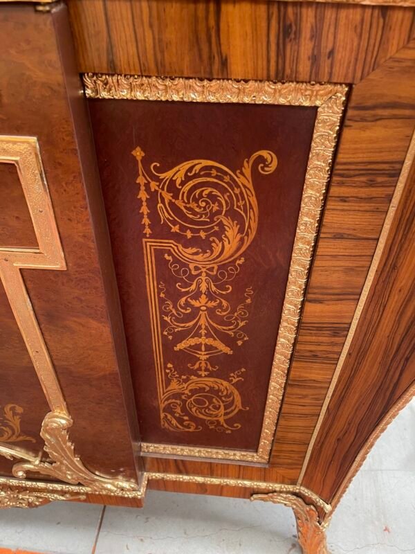 Importante Credenza in Stile Luigi XVI – Intarsiata e con Bronzi Dorati, Piano in Marmo - Image 3