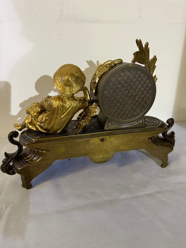 Orologio da Tavolo in Bronzo Dorato con Putto e Dettagli Classici - Image 5