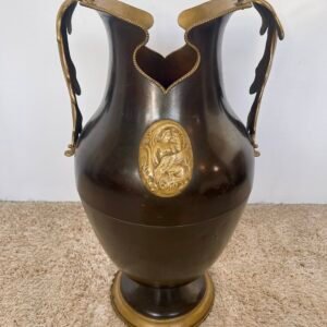Prestigiosa brocca vintage in ottone brunito con manici ornamentali – Eleganza d’altri tempi