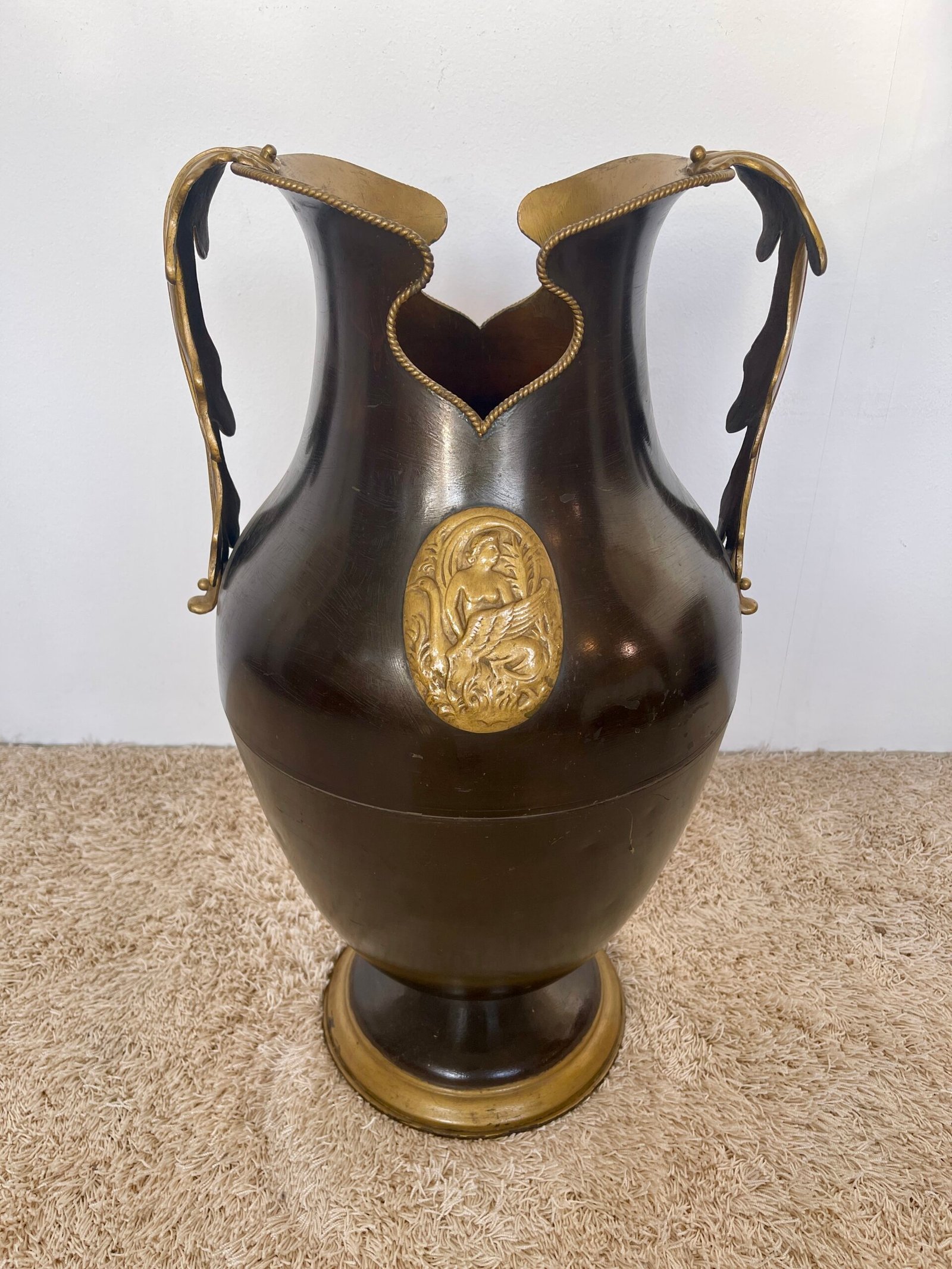 Prestigiosa brocca vintage in ottone brunito con manici ornamentali – Eleganza d’altri tempi