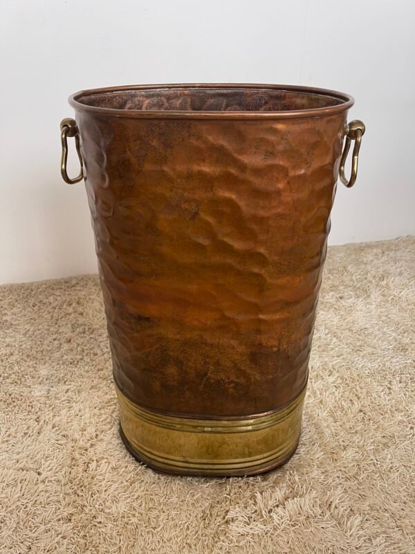 Secchio Vintage in Rame Martellato con Base in Ottone e Manici Laterali – Stile Rustico/Decorativo