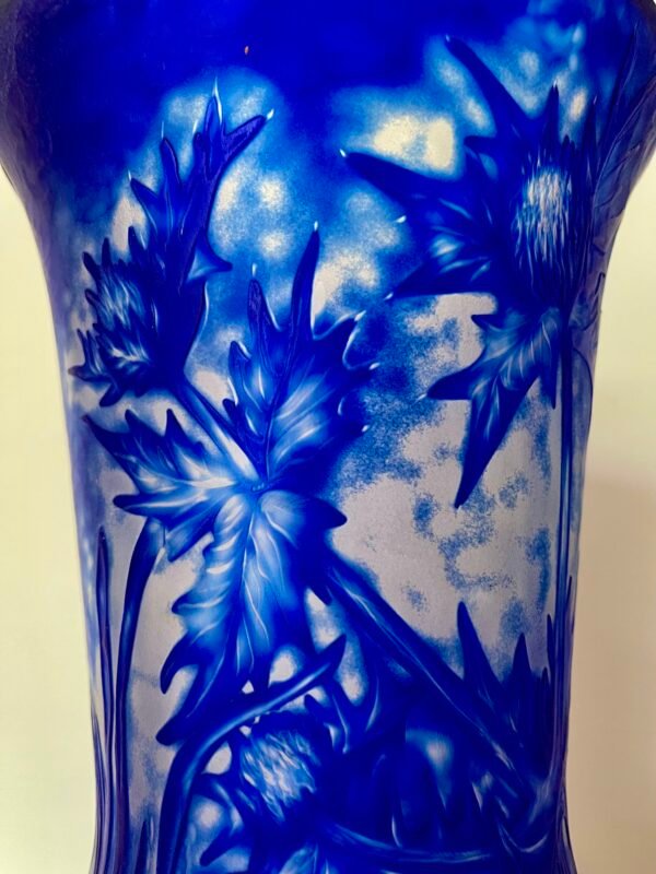 Vaso Artistico in Cristallo Blu Cobalto Inciso a Mano – Opera Unica - Image 8
